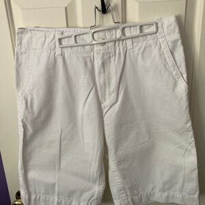 Old Navy Men's White Flat Front Shorts. Size 33W. Loose fit